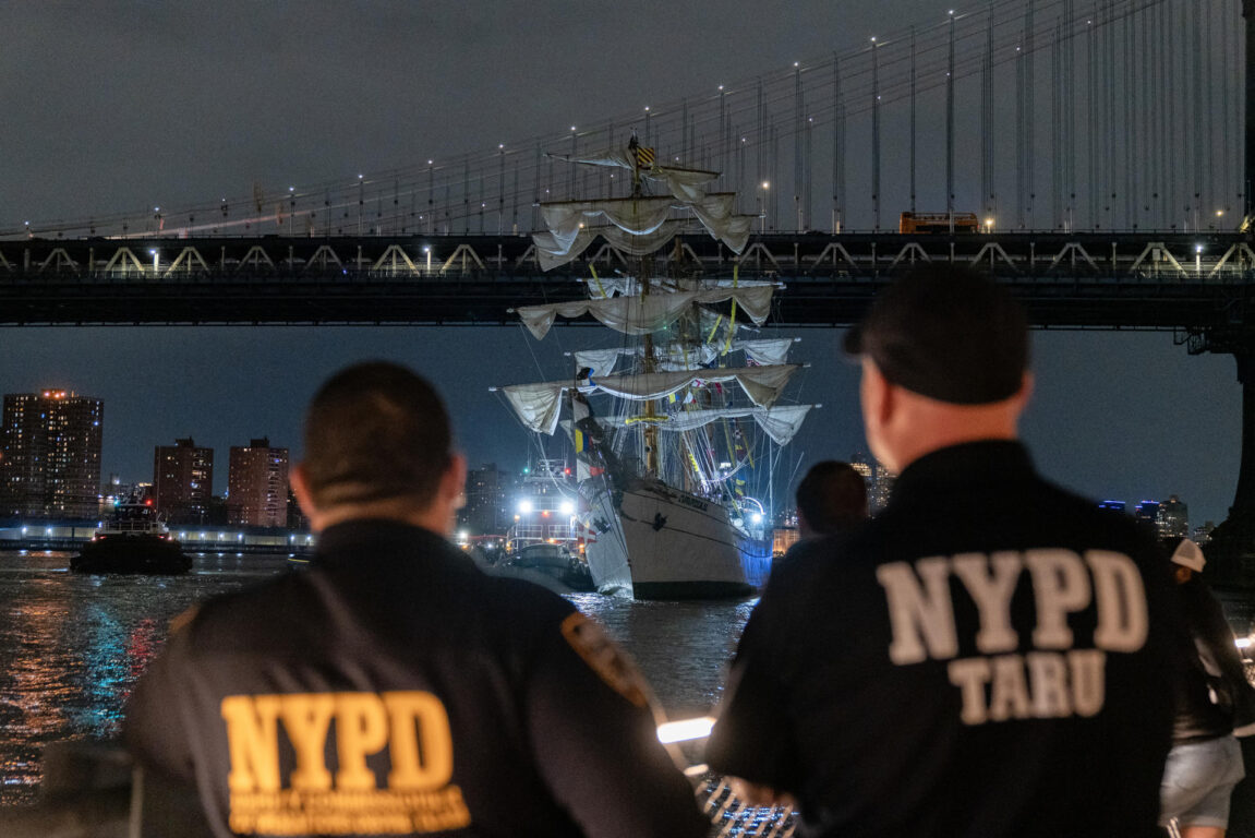 El buque escuela mexicano Cuauhtémoc junto al puente de Brooklyn