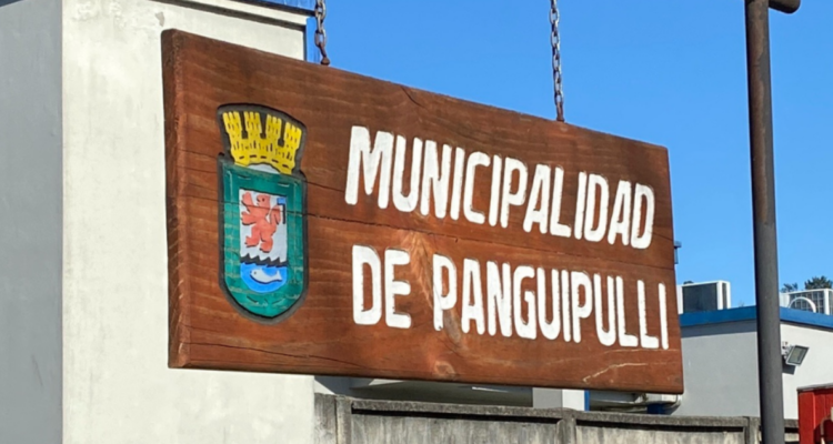 Letrero de la Municipalidad de Panguipulli por recurso que comerciante presentó en su contra